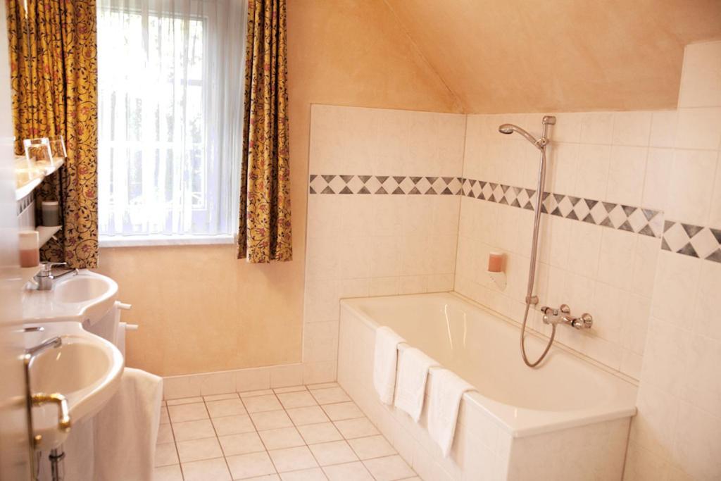 שטראלסונד Landgasthof & Hotel Jagdhof חדר תמונה